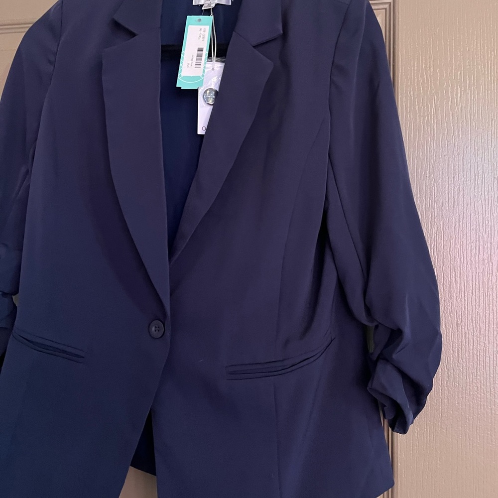 Women’s modern navy blazer